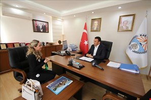 Muaythai dünya şampiyonu Zehra Doğan, Kaş Belediye Başkanı Ulutaş'ı ziyaret etti